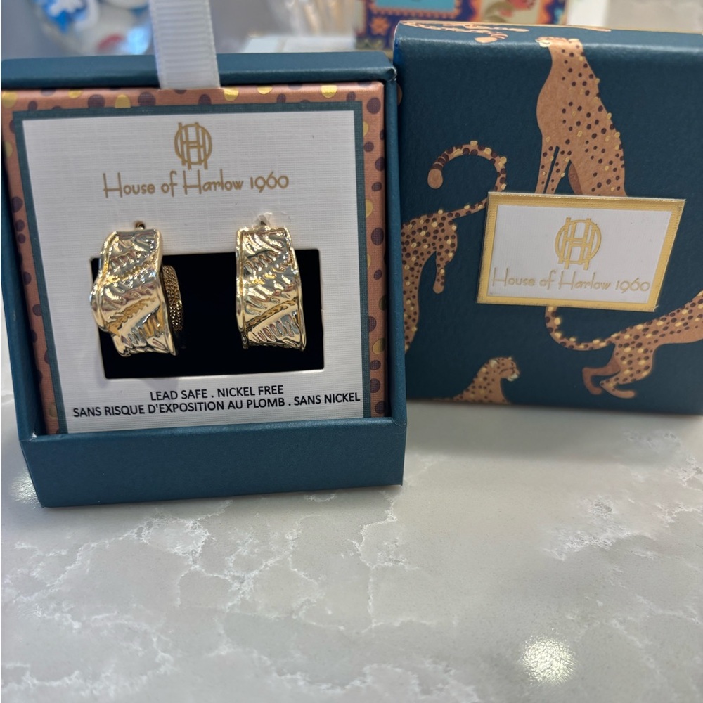 House of Harlow 1960 💛Gold Textured Earrings
💛NWT and box